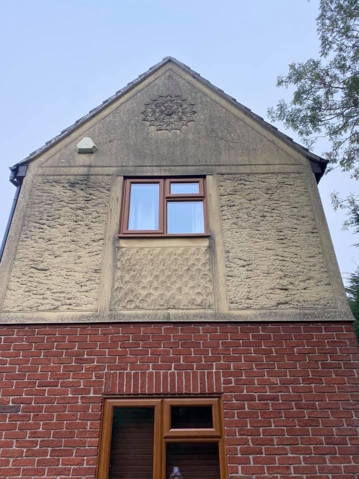 Professional wall and render cleaning – before and after by RoofCleaning.ch.